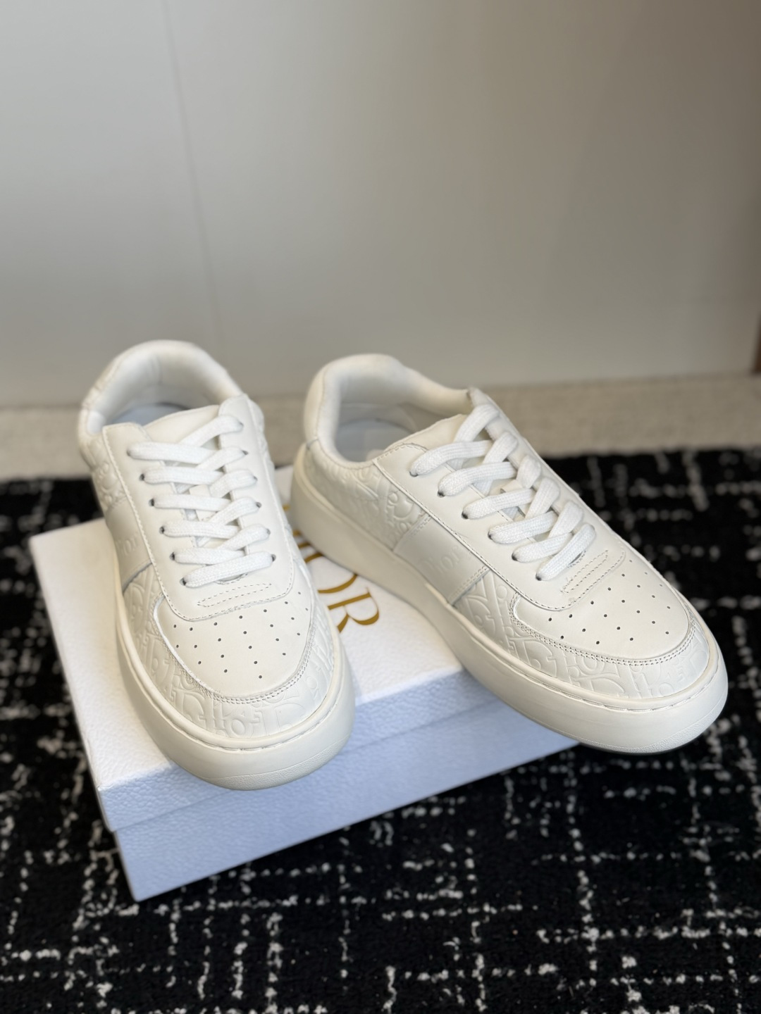 代购级Dior26ss早秋新款休闲厚底板鞋 自带慵懒松弛日常氛围感,拼接鞋头丰富层次,立体字母标识点缀鞋身,星星鞋带细节 代购级Dior26ss早秋新款休闲厚底板鞋 自带慵懒松弛日常氛围感,拼接鞋头丰富层次,立体字母标识点缀鞋身,星星鞋带细节