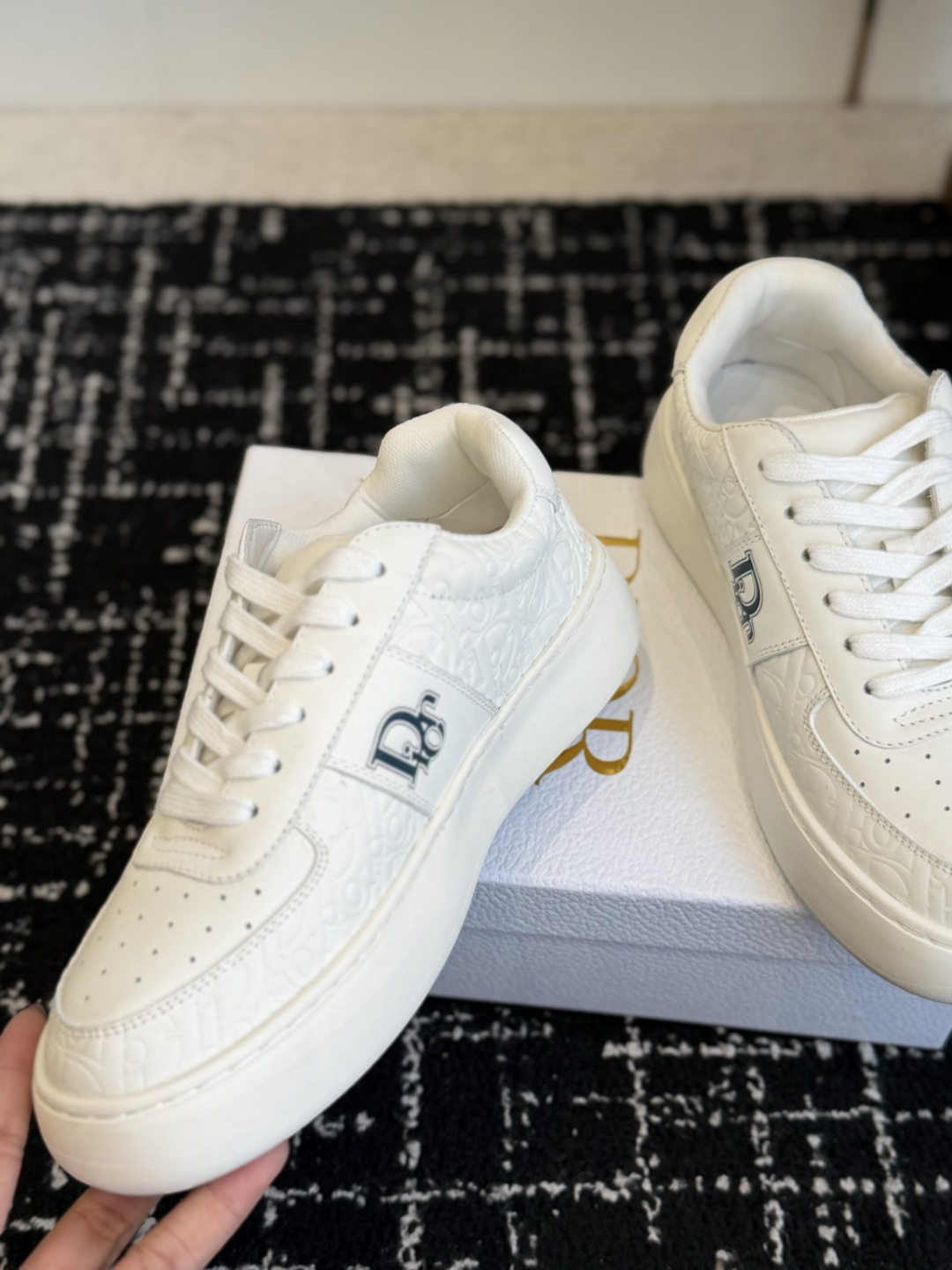 代购级Dior26ss早秋新款休闲厚底板鞋 自带慵懒松弛日常氛围感,拼接鞋头丰富层次,立体字母标识点缀鞋身,星星鞋带细节 代购级Dior26ss早秋新款休闲厚底板鞋 自带慵懒松弛日常氛围感,拼接鞋头丰富层次,立体字母标识点缀鞋身,星星鞋带细节