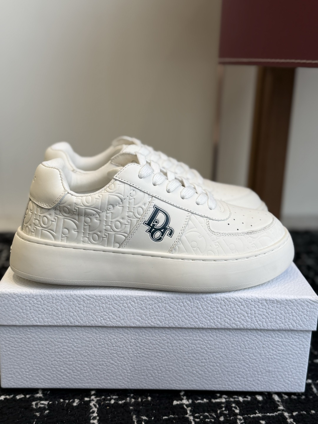 代购级Dior26ss早秋新款休闲厚底板鞋 自带慵懒松弛日常氛围感,拼接鞋头丰富层次,立体字母标识点缀鞋身,星星鞋带细节 代购级Dior26ss早秋新款休闲厚底板鞋 自带慵懒松弛日常氛围感,拼接鞋头丰富层次,立体字母标识点缀鞋身,星星鞋带细节