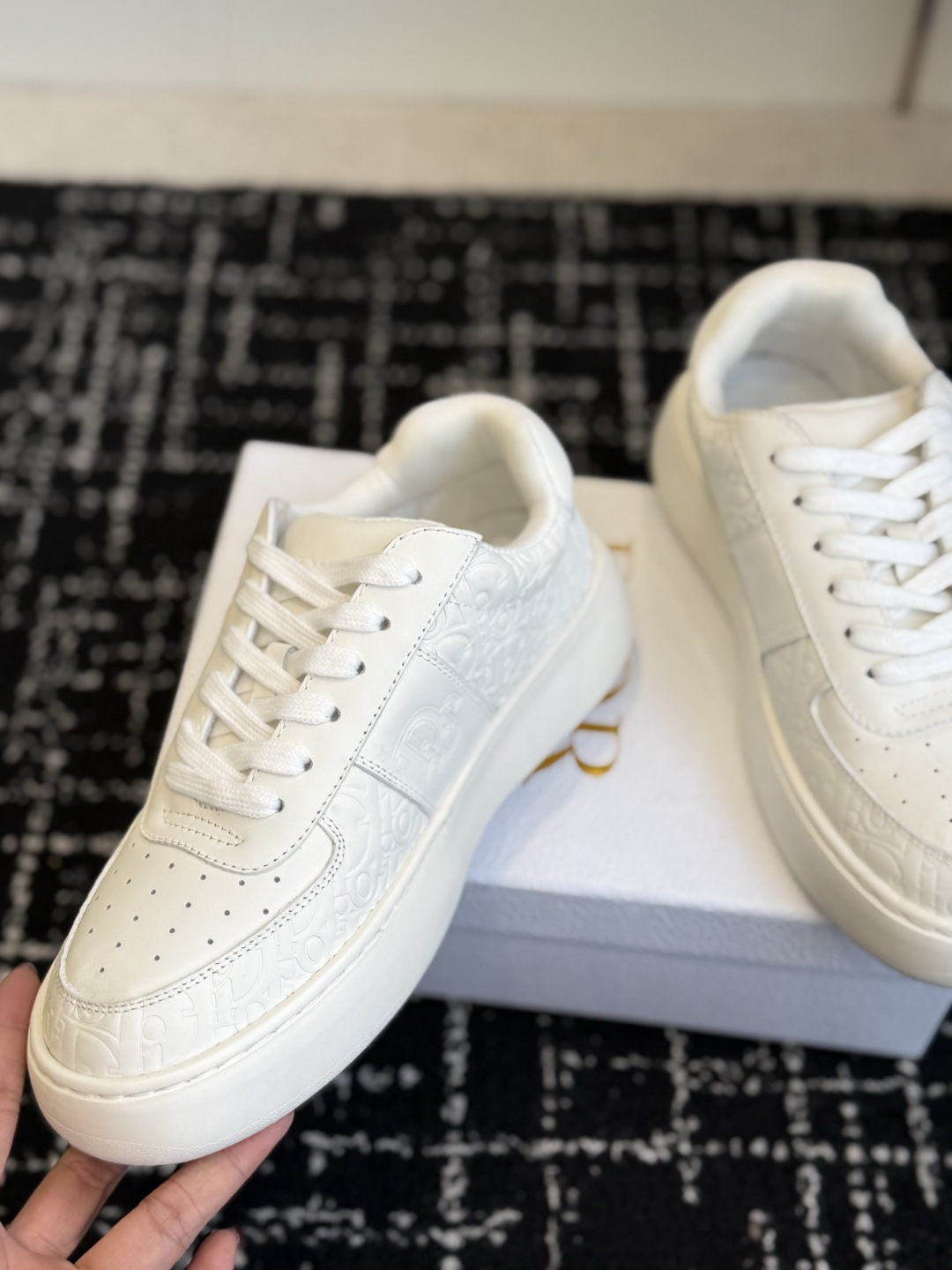 代购级Dior26ss早秋新款休闲厚底板鞋 自带慵懒松弛日常氛围感,拼接鞋头丰富层次,立体字母标识点缀鞋身,星星鞋带细节 代购级Dior26ss早秋新款休闲厚底板鞋 自带慵懒松弛日常氛围感,拼接鞋头丰富层次,立体字母标识点缀鞋身,星星鞋带细节