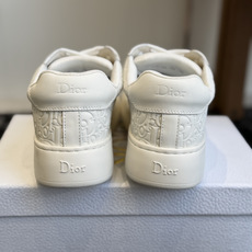 代购级Dior26ss早秋新款休闲厚底板鞋 自带慵懒松弛日常氛围感,拼接鞋头丰富层次,立体字母标识点缀鞋身,星星鞋带细节 代购级Dior26ss早秋新款休闲厚底板鞋 自带慵懒松弛日常氛围感,拼接鞋头丰富层次,立体字母标识点缀鞋身,星星鞋带细节