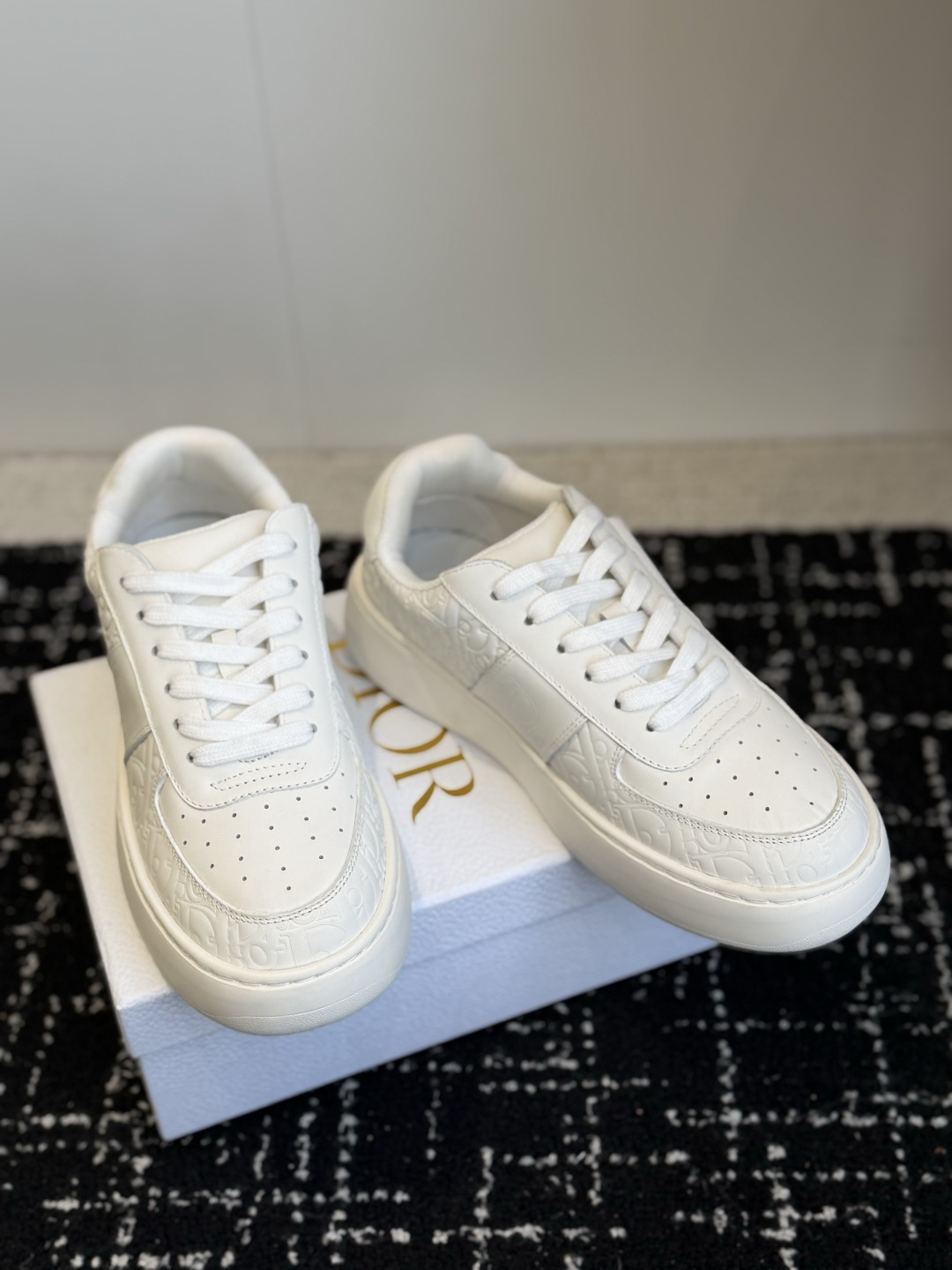 代购级Dior26ss早秋新款休闲厚底板鞋 自带慵懒松弛日常氛围感,拼接鞋头丰富层次,立体字母标识点缀鞋身,星星鞋带细节 代购级Dior26ss早秋新款休闲厚底板鞋 自带慵懒松弛日常氛围感,拼接鞋头丰富层次,立体字母标识点缀鞋身,星星鞋带细节