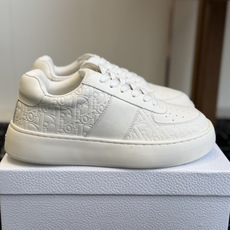 代购级Dior26ss早秋新款休闲厚底板鞋 自带慵懒松弛日常氛围感,拼接鞋头丰富层次,立体字母标识点缀鞋身,星星鞋带细节 代购级Dior26ss早秋新款休闲厚底板鞋 自带慵懒松弛日常氛围感,拼接鞋头丰富层次,立体字母标识点缀鞋身,星星鞋带细节