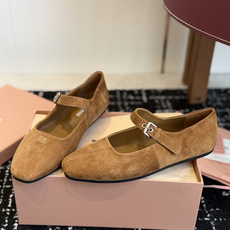 代购级Miu Miu26ss夏季新一字带玛丽珍平底鞋 自带温柔名媛的复古贵气氛围感,柔润尖头搭配小巧蝴蝶结,一字扣带点缀 代购级Miu Miu26ss夏季新一字带玛丽珍平底鞋 自带温柔名媛的复古贵气氛围感,柔润尖头搭配小巧蝴蝶结,一字扣带点缀