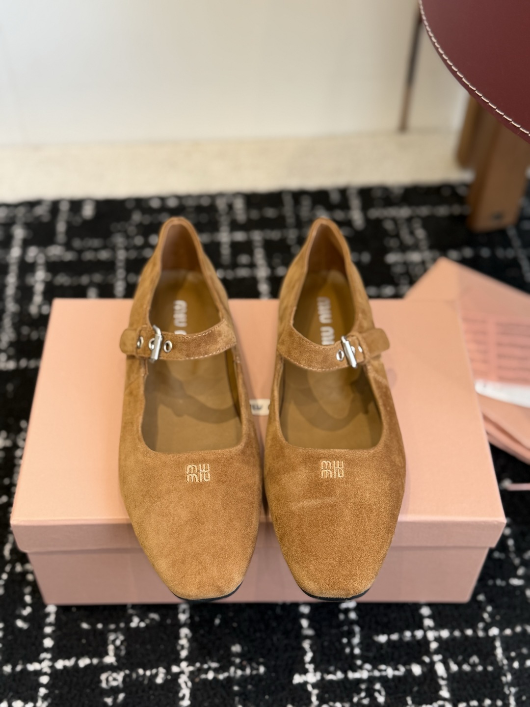 代购级Miu Miu26ss夏季新一字带玛丽珍平底鞋 自带温柔名媛的复古贵气氛围感，柔润尖头搭配小巧蝴蝶结，一字扣带点缀