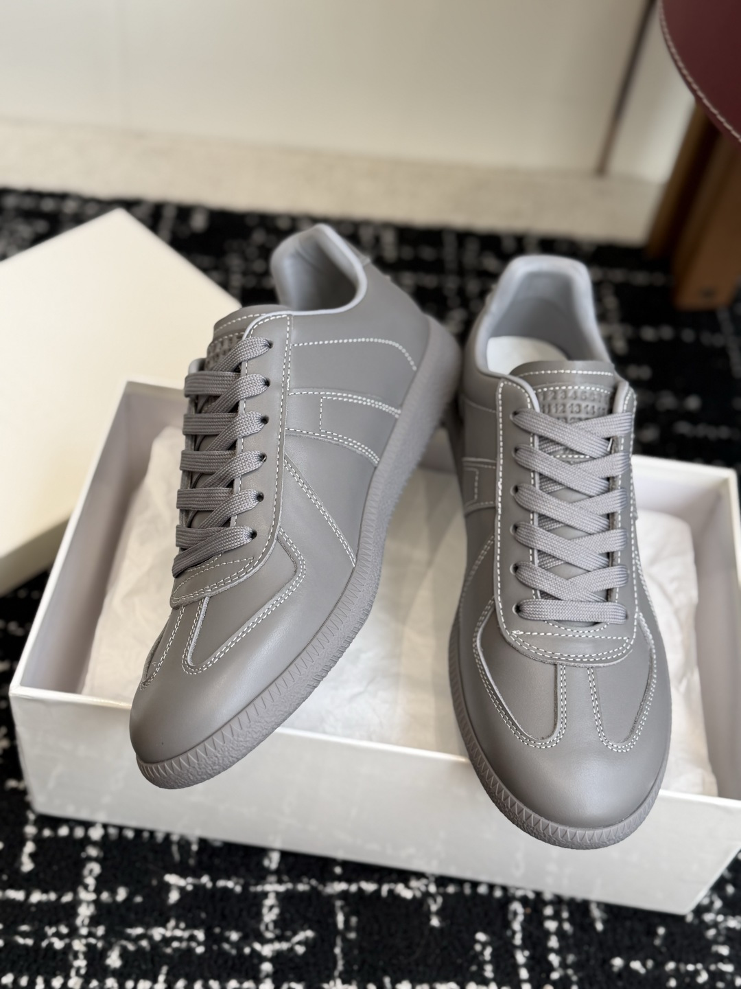 代购级(男码) MaisonMargiela MM6 马吉拉 26新色 情侣款 德训鞋 休闲 运动鞋 原版购入开发 做 代购级(男码) MaisonMargiela MM6 马吉拉 26新色 情侣款 德训鞋 休闲 运动鞋 原版购入开发 做