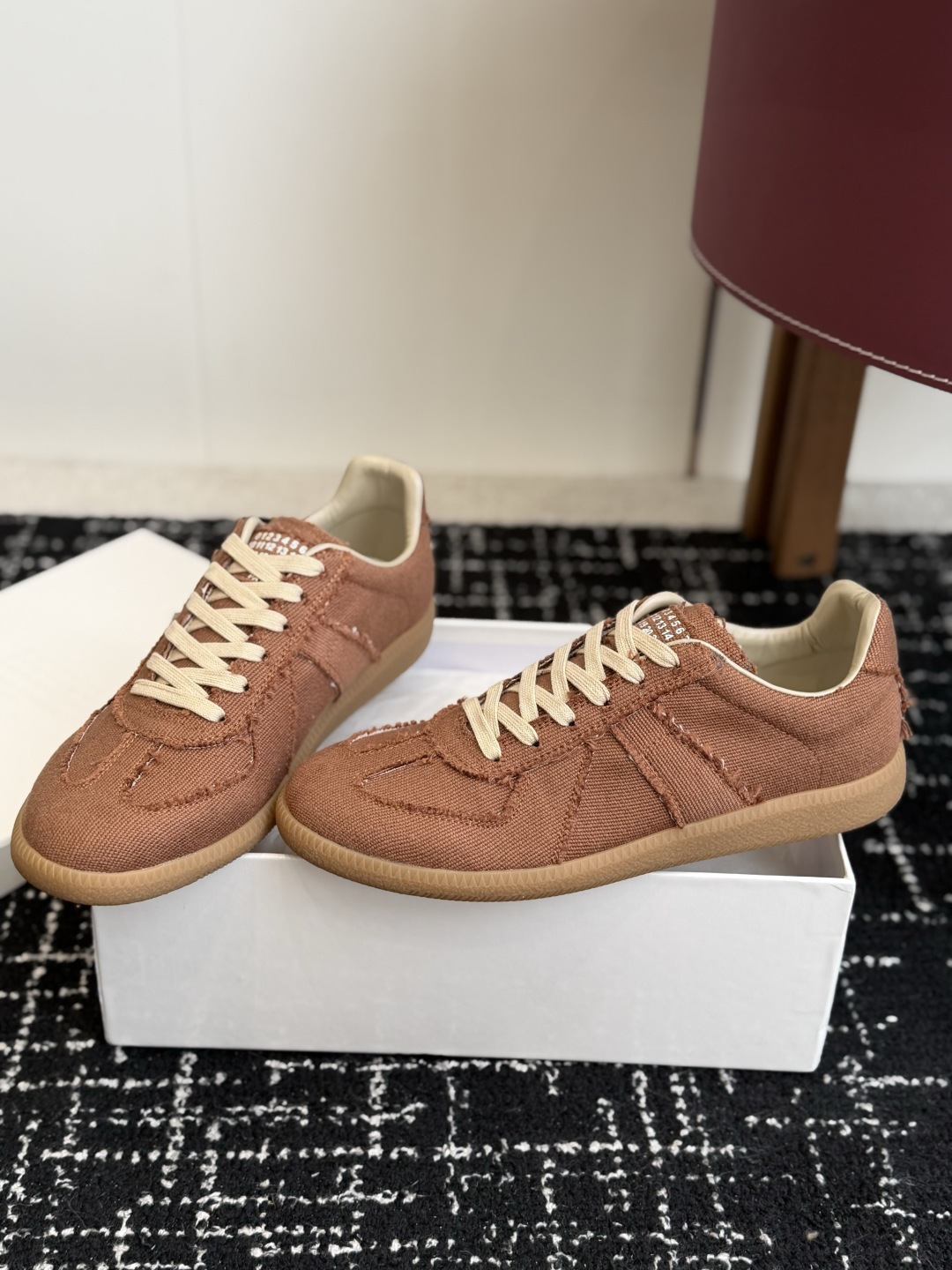 代购级(男码) MaisonMargiela MM6 马吉拉 26新色 情侣款 德训鞋 休闲 运动鞋 原版购入开发 做 代购级(男码) MaisonMargiela MM6 马吉拉 26新色 情侣款 德训鞋 休闲 运动鞋 原版购入开发 做