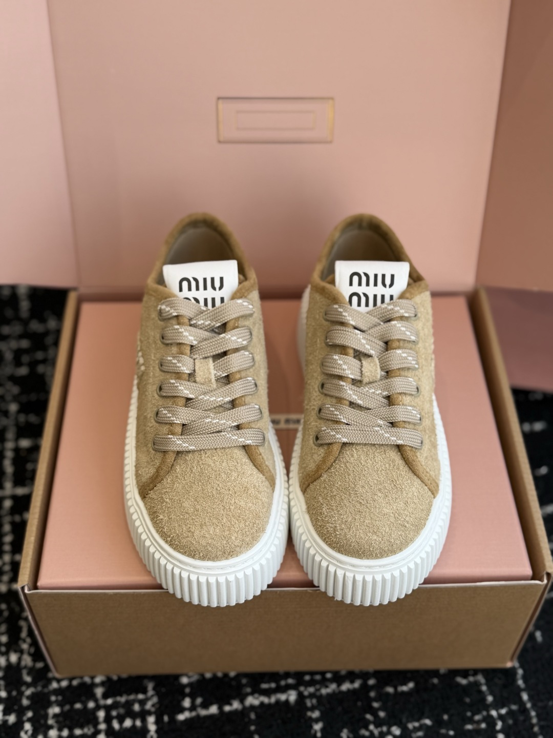 代购级 Miu Mi* 26ss 春夏新款饼干底休闲板鞋 自带元气氛围感的懒人本命板鞋来啦！设计上采用利落的系带版型，搭