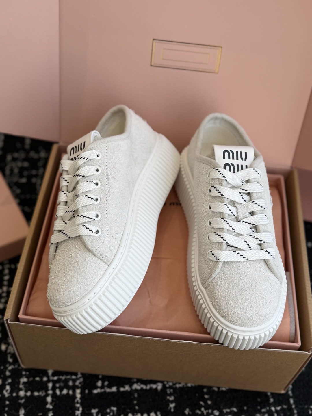 代购级 Miu Mi* 26ss 春夏新款饼干底休闲板鞋 自带元气氛围感的懒人本命板鞋来啦!设计上采用利落的系带版型,搭 代购级 Miu Mi* 26ss 春夏新款饼干底休闲板鞋 自带元气氛围感的懒人本命板鞋来啦!设计上采用利落的系带版型,搭