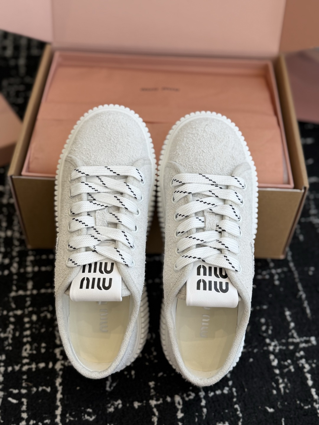 代购级 Miu Mi* 26ss 春夏新款饼干底休闲板鞋 自带元气氛围感的懒人本命板鞋来啦!设计上采用利落的系带版型,搭 代购级 Miu Mi* 26ss 春夏新款饼干底休闲板鞋 自带元气氛围感的懒人本命板鞋来啦!设计上采用利落的系带版型,搭