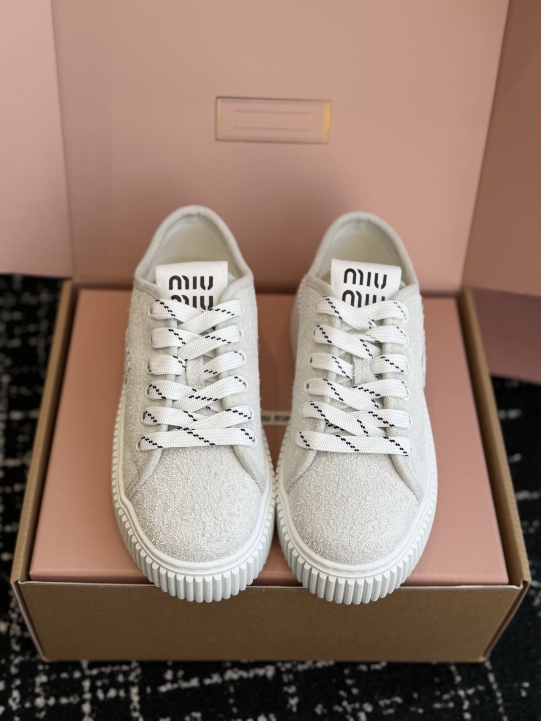 代购级 Miu Mi* 26ss 春夏新款饼干底休闲板鞋 自带元气氛围感的懒人本命板鞋来啦！设计上采用利落的系带版型，搭