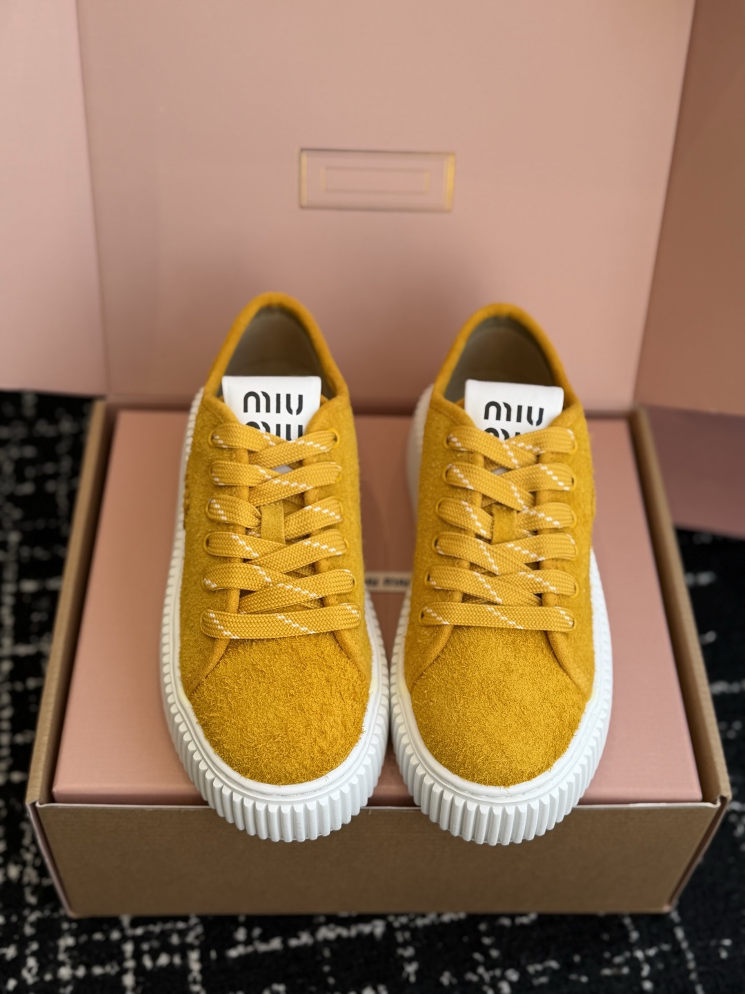 代购级 Miu Mi* 26ss 春夏新款饼干底休闲板鞋 自带元气氛围感的懒人本命板鞋来啦！设计上采用利落的系带版型，搭
