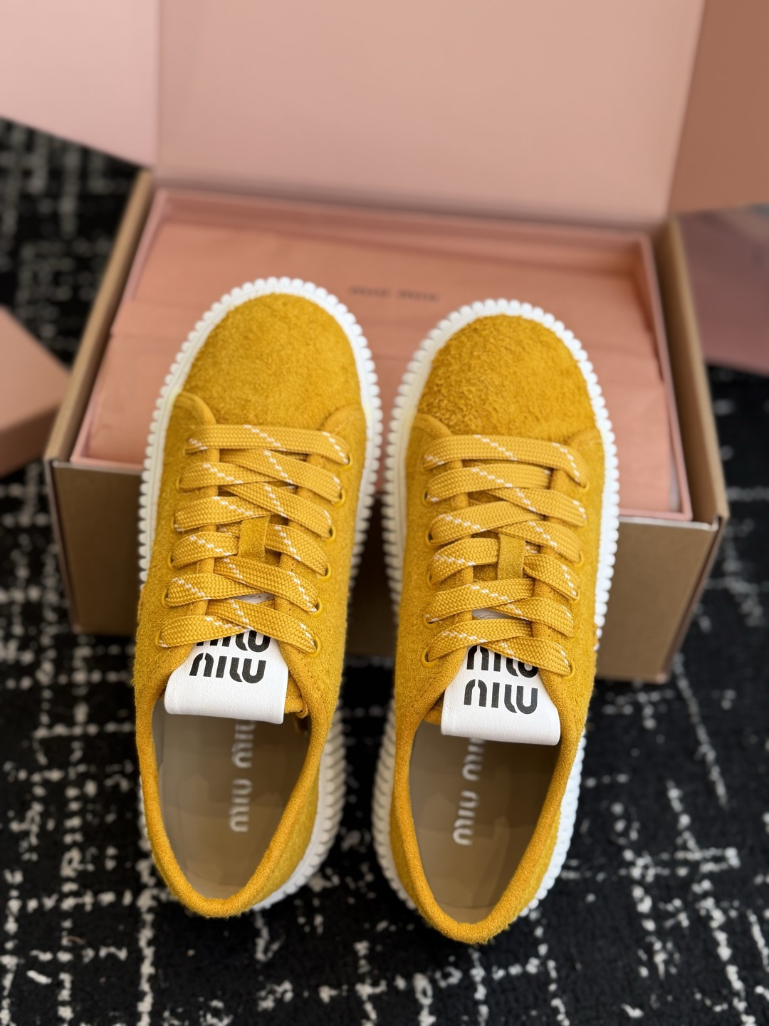 代购级 Miu Mi* 26ss 春夏新款饼干底休闲板鞋 自带元气氛围感的懒人本命板鞋来啦!设计上采用利落的系带版型,搭 代购级 Miu Mi* 26ss 春夏新款饼干底休闲板鞋 自带元气氛围感的懒人本命板鞋来啦!设计上采用利落的系带版型,搭