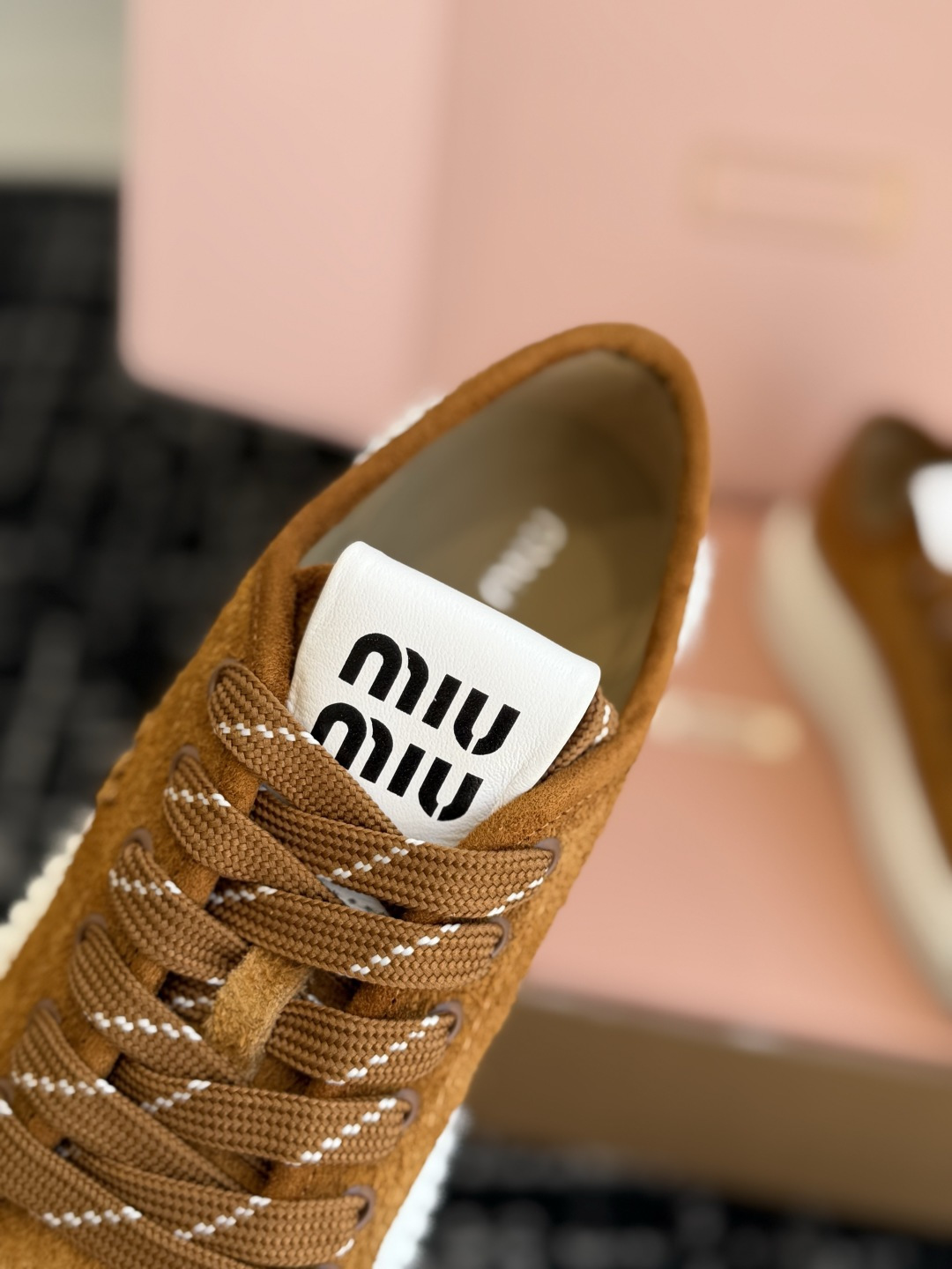 代购级 Miu Mi* 26ss 春夏新款饼干底休闲板鞋 自带元气氛围感的懒人本命板鞋来啦！设计上采用利落的系带版型，搭
