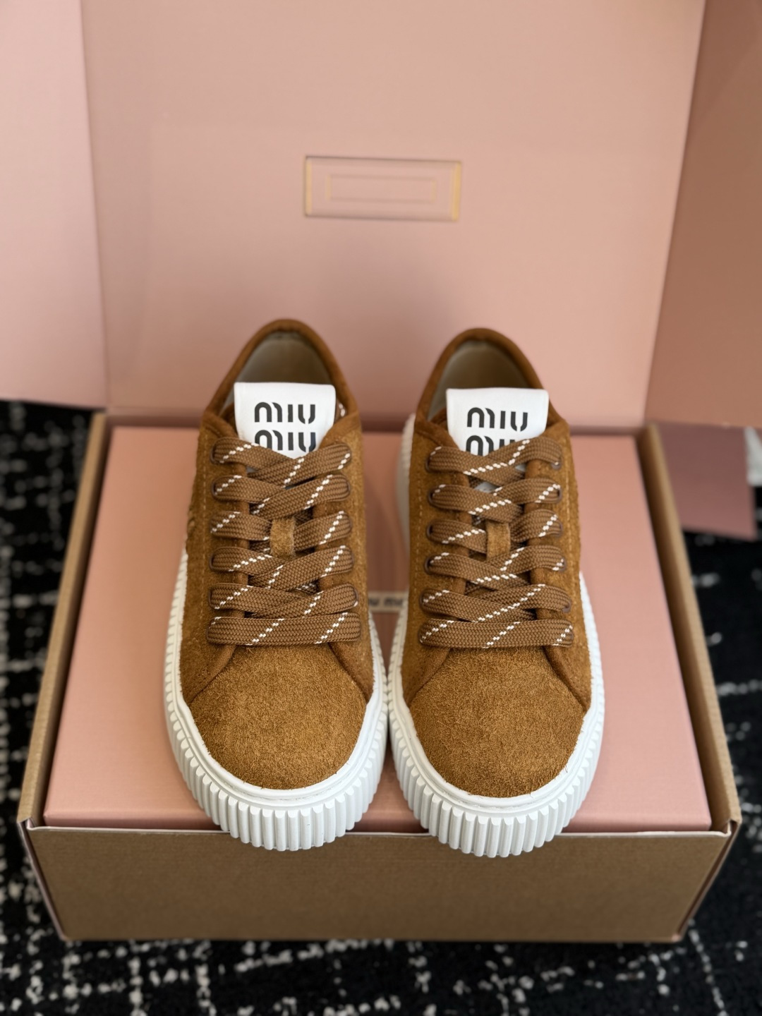 代购级 Miu Mi* 26ss 春夏新款饼干底休闲板鞋 自带元气氛围感的懒人本命板鞋来啦！设计上采用利落的系带版型，搭