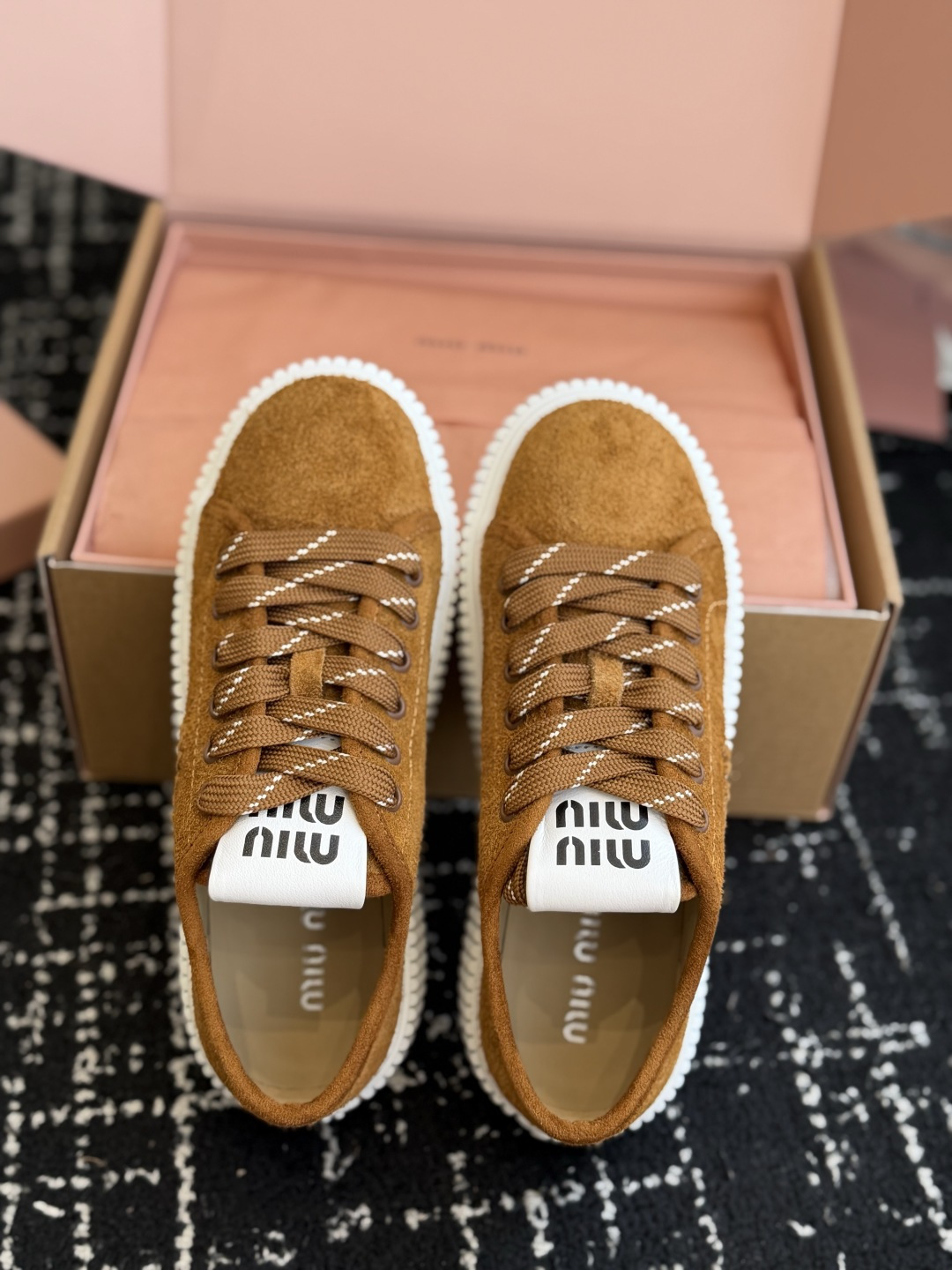 代购级 Miu Mi* 26ss 春夏新款饼干底休闲板鞋 自带元气氛围感的懒人本命板鞋来啦！设计上采用利落的系带版型，搭