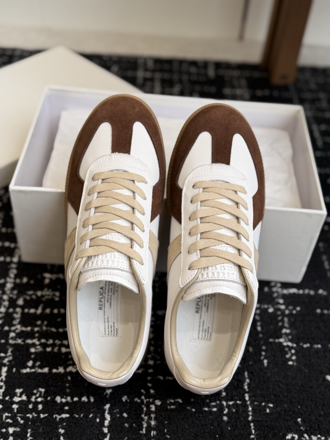代购级(男码) MaisonMargiela MM6 马吉拉 26新色 情侣款 德训鞋 休闲 运动鞋 原版购入开发 做 代购级(男码) MaisonMargiela MM6 马吉拉 26新色 情侣款 德训鞋 休闲 运动鞋 原版购入开发 做