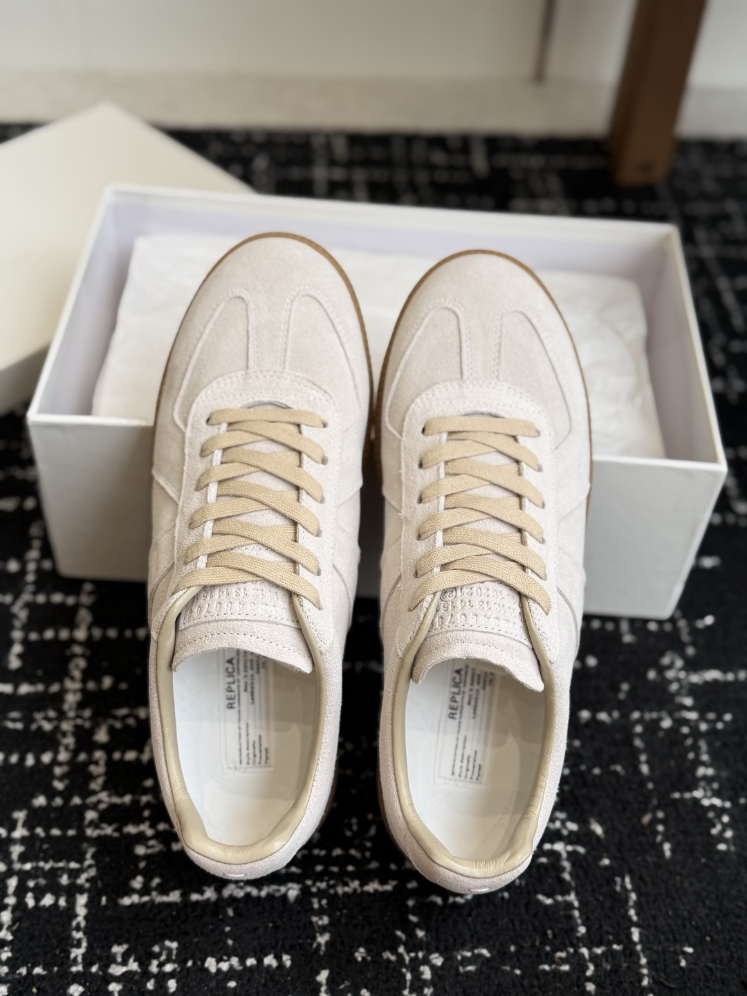 代购级(男码) MaisonMargiela MM6 马吉拉 26新色 情侣款 德训鞋 休闲 运动鞋 原版购入开发 做 代购级(男码) MaisonMargiela MM6 马吉拉 26新色 情侣款 德训鞋 休闲 运动鞋 原版购入开发 做
