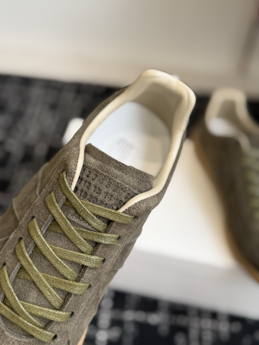 代购级(男码) MaisonMargiela MM6 马吉拉 26新色 情侣款 德训鞋 休闲 运动鞋 原版购入开发 做 代购级(男码) MaisonMargiela MM6 马吉拉 26新色 情侣款 德训鞋 休闲 运动鞋 原版购入开发 做