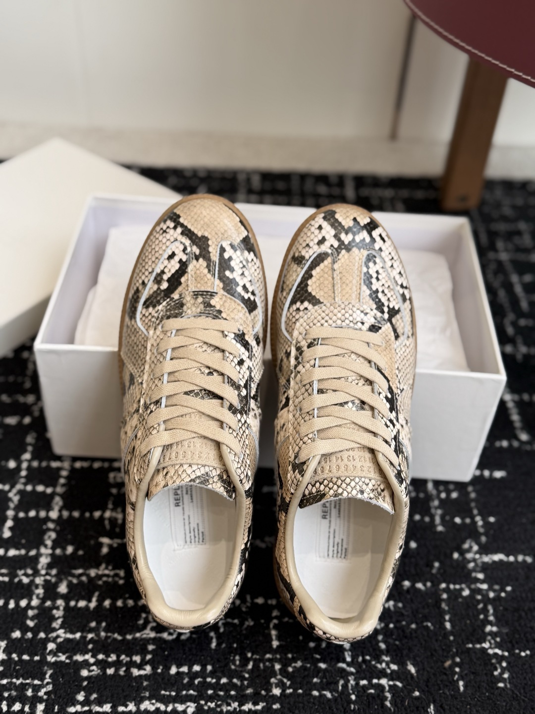代购级(男码) MaisonMargiela MM6 马吉拉 26新色 情侣款 德训鞋 休闲 运动鞋 原版购入开发 做 代购级(男码) MaisonMargiela MM6 马吉拉 26新色 情侣款 德训鞋 休闲 运动鞋 原版购入开发 做