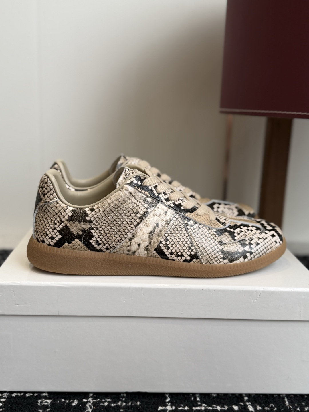 代购级(男码) MaisonMargiela MM6 马吉拉 26新色 情侣款 德训鞋 休闲 运动鞋 原版购入开发 做 代购级(男码) MaisonMargiela MM6 马吉拉 26新色 情侣款 德训鞋 休闲 运动鞋 原版购入开发 做