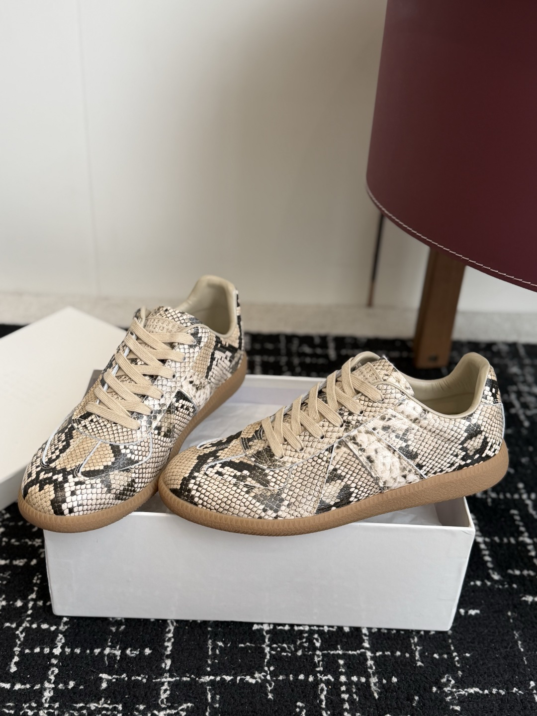 代购级(男码) MaisonMargiela MM6 马吉拉 26新色 情侣款 德训鞋 休闲 运动鞋 原版购入开发 做 代购级(男码) MaisonMargiela MM6 马吉拉 26新色 情侣款 德训鞋 休闲 运动鞋 原版购入开发 做