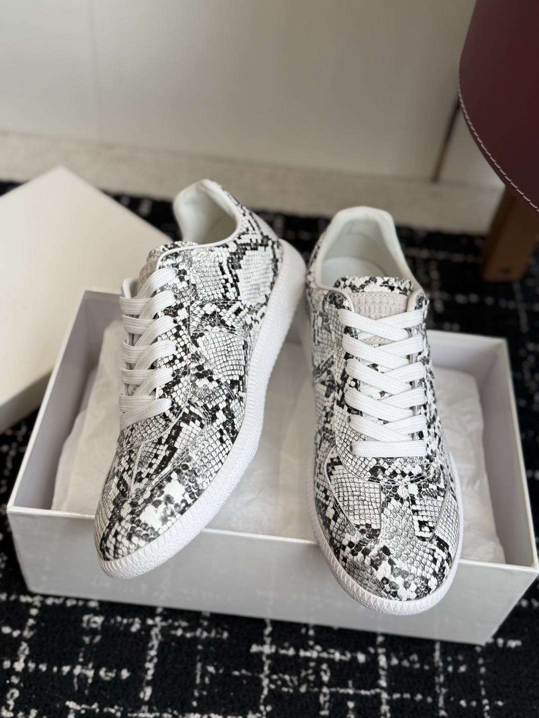 代购级(男码) MaisonMargiela MM6 马吉拉 26新色 情侣款 德训鞋 休闲 运动鞋 原版购入开发 做 代购级(男码) MaisonMargiela MM6 马吉拉 26新色 情侣款 德训鞋 休闲 运动鞋 原版购入开发 做
