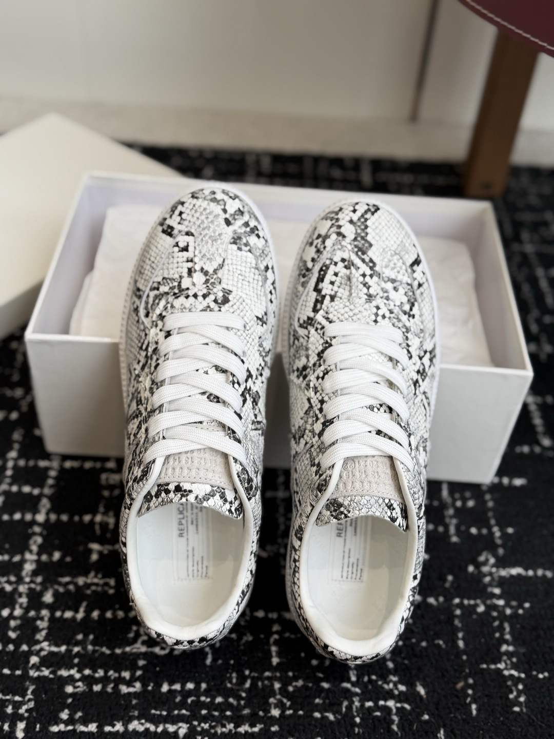 代购级(男码) MaisonMargiela MM6 马吉拉 26新色 情侣款 德训鞋 休闲 运动鞋 原版购入开发 做 代购级(男码) MaisonMargiela MM6 马吉拉 26新色 情侣款 德训鞋 休闲 运动鞋 原版购入开发 做