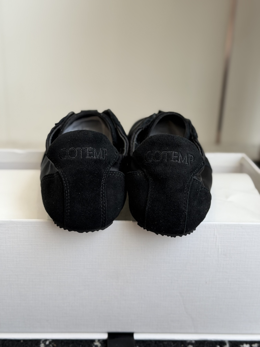 代购级 cotemp🌾 26秋冬褶皱缎面薄底德训鞋:柔美舒适的穿着感,以柔软轻薄为灵感,两穿设计,一脚蹬便捷上脚。鞋面使 代购级 cotemp🌾 26秋冬褶皱缎面薄底德训鞋:柔美舒适的穿着感,以柔软轻薄为灵感,两穿设计,一脚蹬便捷上脚。鞋面使