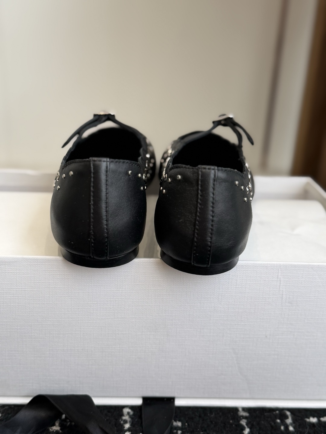 代购级 cotemp🌾 27早春上新,浪漫主义玛丽珍芭蕾鞋,超级美丽的波浪鞋身搭配金属铆钉,法式优雅又带点酷感。流线型设 代购级 cotemp🌾 27早春上新,浪漫主义玛丽珍芭蕾鞋,超级美丽的波浪鞋身搭配金属铆钉,法式优雅又带点酷感。流线型设