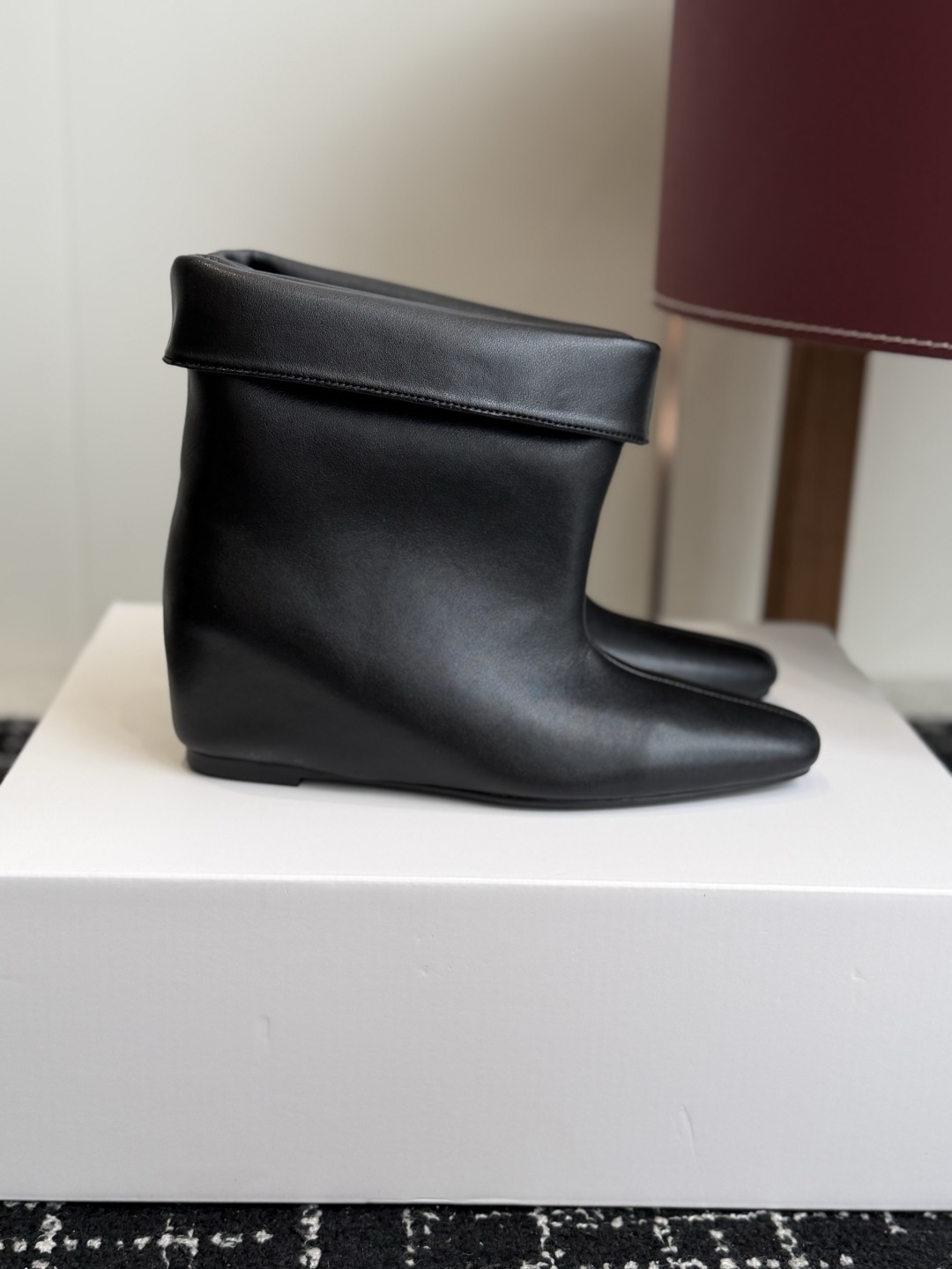 代购级 韩国时装小众品牌,OSOI秋冬内增高CUFF BOOTS短靴 ,穿上就是小鸟腿 ,超显瘦,随你演绎。想折就折,想 代购级 韩国时装小众品牌,OSOI秋冬内增高CUFF BOOTS短靴 ,穿上就是小鸟腿 ,超显瘦,随你演绎。想折就折,想
