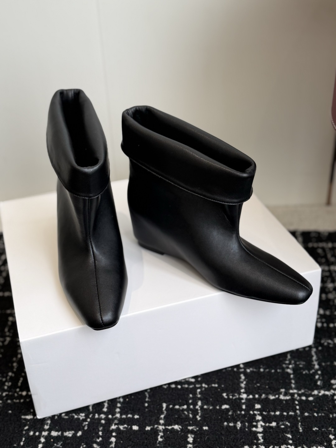 代购级 韩国时装小众品牌,OSOI秋冬内增高CUFF BOOTS短靴 ,穿上就是小鸟腿 ,超显瘦,随你演绎。想折就折,想 代购级 韩国时装小众品牌,OSOI秋冬内增高CUFF BOOTS短靴 ,穿上就是小鸟腿 ,超显瘦,随你演绎。想折就折,想
