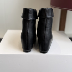 代购级 韩国时装小众品牌,OSOI秋冬内增高CUFF BOOTS短靴 ,穿上就是小鸟腿 ,超显瘦,随你演绎。想折就折,想 代购级 韩国时装小众品牌,OSOI秋冬内增高CUFF BOOTS短靴 ,穿上就是小鸟腿 ,超显瘦,随你演绎。想折就折,想