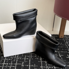 代购级 韩国时装小众品牌,OSOI秋冬内增高CUFF BOOTS短靴 ,穿上就是小鸟腿 ,超显瘦,随你演绎。想折就折,想 代购级 韩国时装小众品牌,OSOI秋冬内增高CUFF BOOTS短靴 ,穿上就是小鸟腿 ,超显瘦,随你演绎。想折就折,想