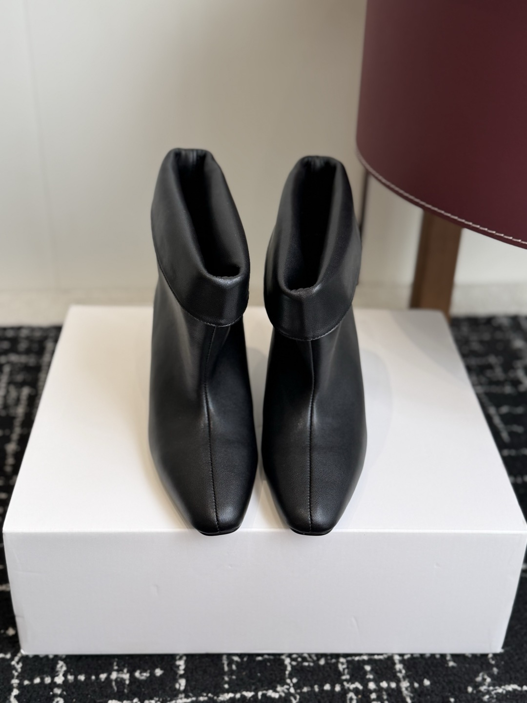 代购级 韩国时装小众品牌，OSOI秋冬内增高CUFF BOOTS短靴 ，穿上就是小鸟腿 ，超显瘦，随你演绎。想折就折，想