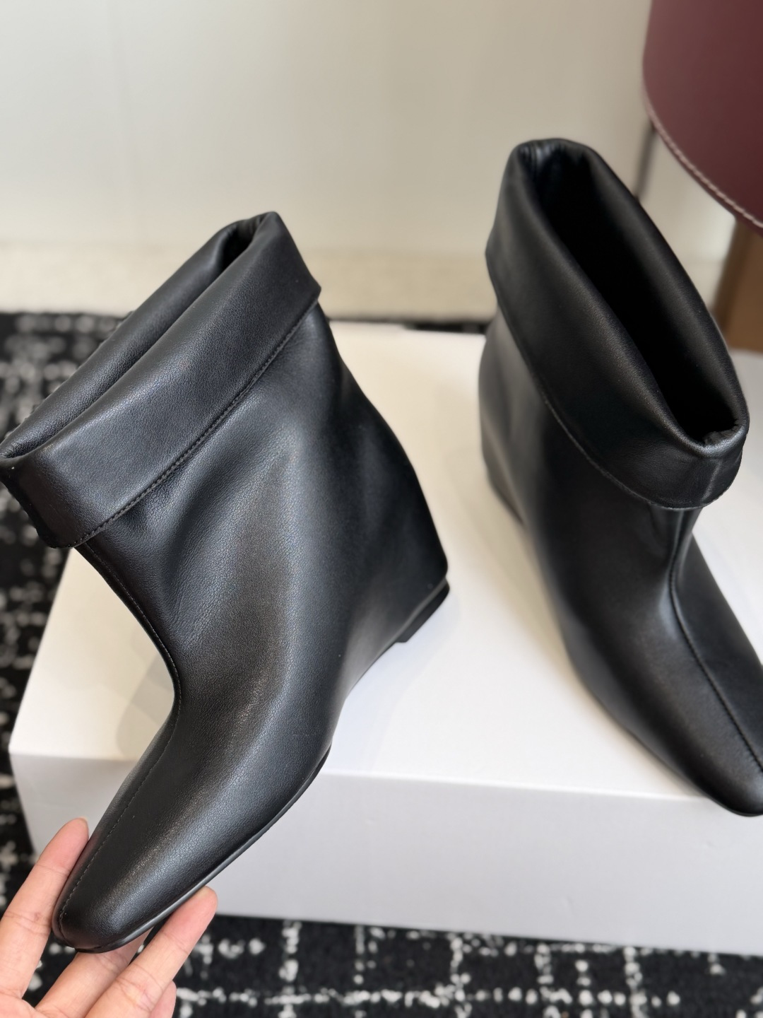 代购级 韩国时装小众品牌,OSOI秋冬内增高CUFF BOOTS短靴 ,穿上就是小鸟腿 ,超显瘦,随你演绎。想折就折,想 代购级 韩国时装小众品牌,OSOI秋冬内增高CUFF BOOTS短靴 ,穿上就是小鸟腿 ,超显瘦,随你演绎。想折就折,想