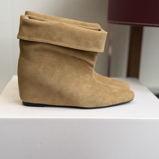代购级 韩国时装小众品牌,OSOI秋冬内增高CUFF BOOTS短靴 ,穿上就是小鸟腿 ,超显瘦,随你演绎。想折就折,想 代购级 韩国时装小众品牌,OSOI秋冬内增高CUFF BOOTS短靴 ,穿上就是小鸟腿 ,超显瘦,随你演绎。想折就折,想