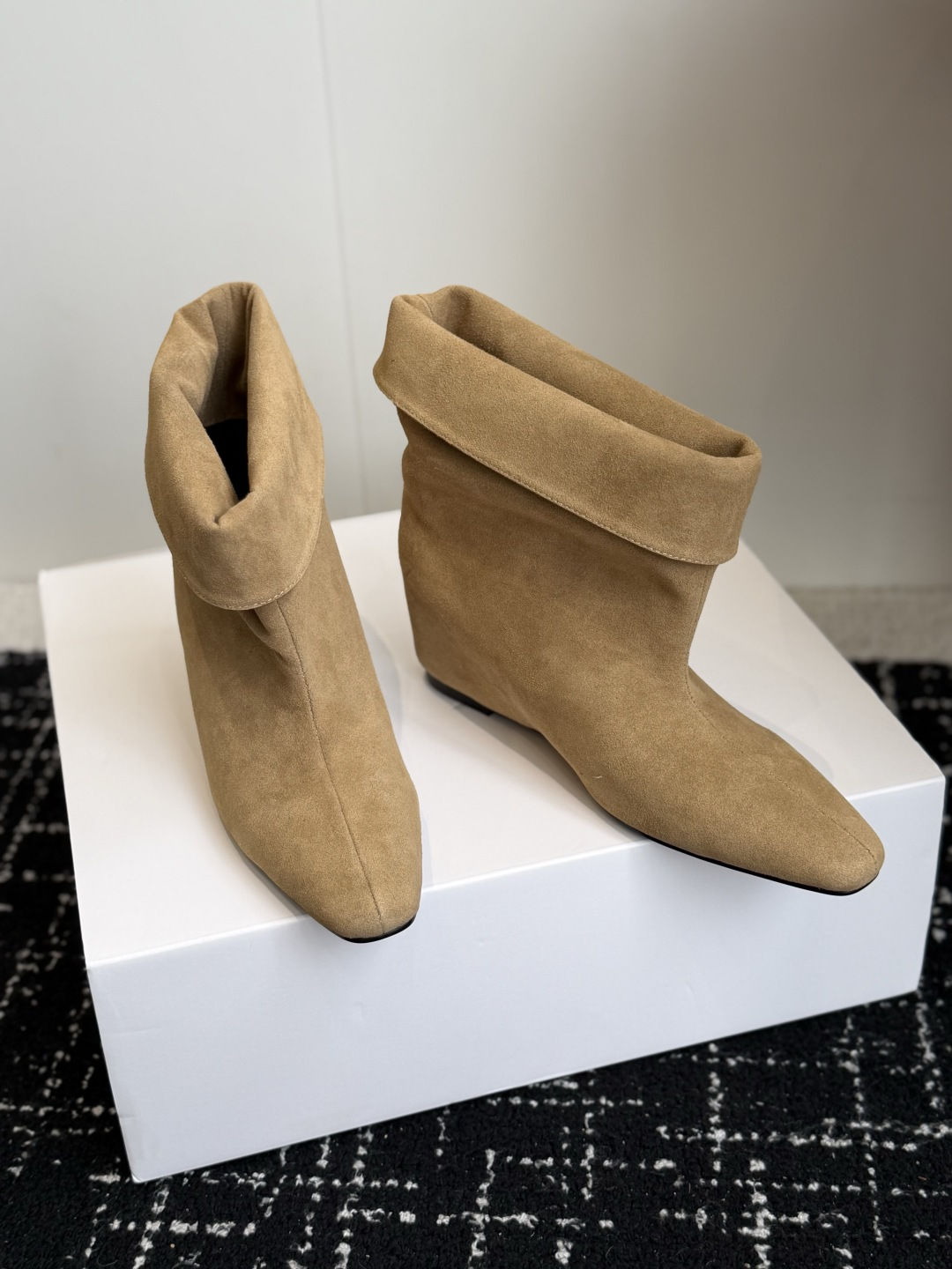 代购级 韩国时装小众品牌,OSOI秋冬内增高CUFF BOOTS短靴 ,穿上就是小鸟腿 ,超显瘦,随你演绎。想折就折,想 代购级 韩国时装小众品牌,OSOI秋冬内增高CUFF BOOTS短靴 ,穿上就是小鸟腿 ,超显瘦,随你演绎。想折就折,想