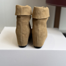 代购级 韩国时装小众品牌,OSOI秋冬内增高CUFF BOOTS短靴 ,穿上就是小鸟腿 ,超显瘦,随你演绎。想折就折,想 代购级 韩国时装小众品牌,OSOI秋冬内增高CUFF BOOTS短靴 ,穿上就是小鸟腿 ,超显瘦,随你演绎。想折就折,想