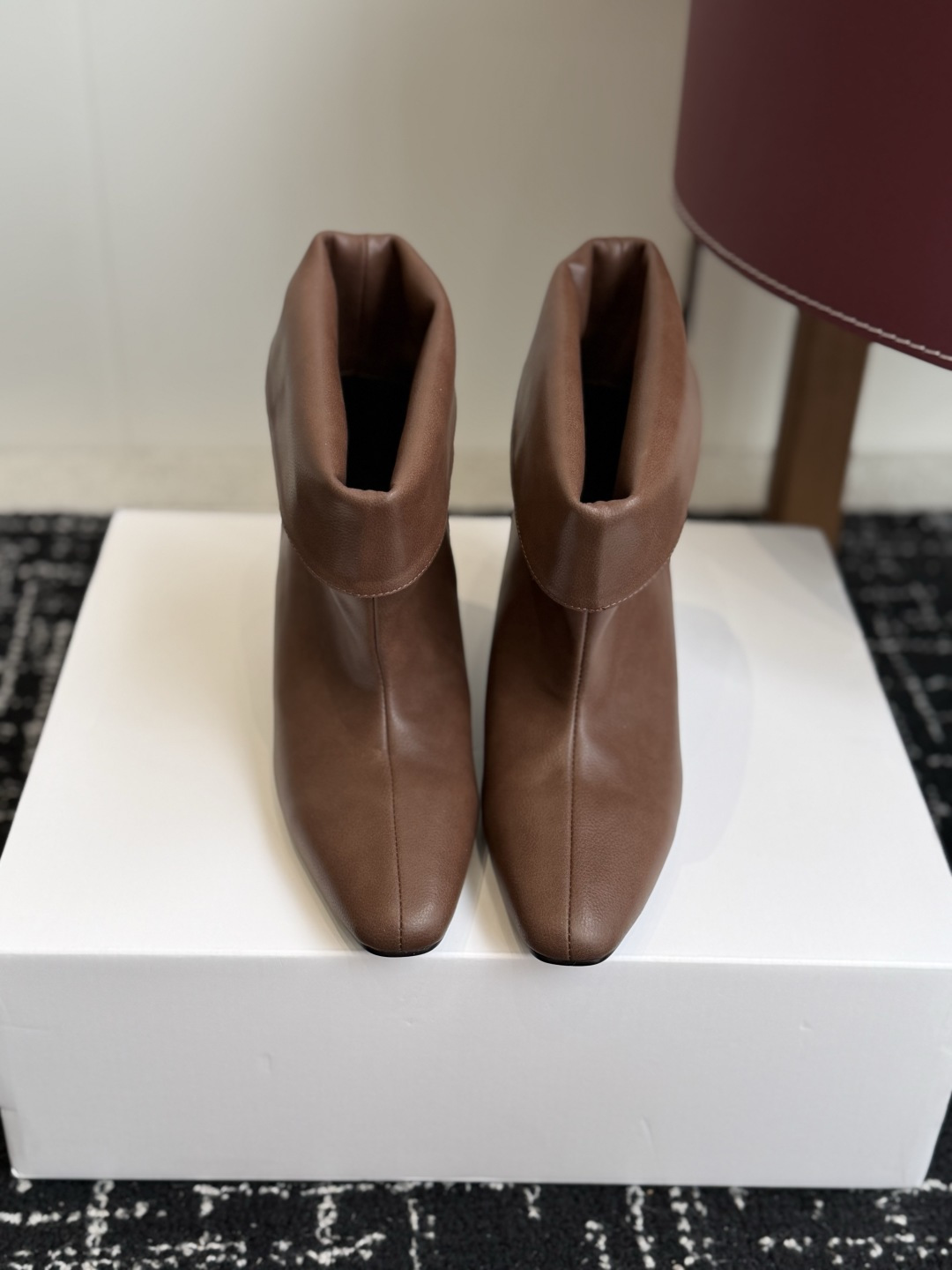 代购级 韩国时装小众品牌，OSOI秋冬内增高CUFF BOOTS短靴 ，穿上就是小鸟腿 ，超显瘦，随你演绎。想折就折，想