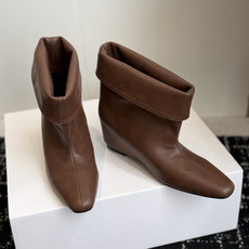 代购级 韩国时装小众品牌,OSOI秋冬内增高CUFF BOOTS短靴 ,穿上就是小鸟腿 ,超显瘦,随你演绎。想折就折,想 代购级 韩国时装小众品牌,OSOI秋冬内增高CUFF BOOTS短靴 ,穿上就是小鸟腿 ,超显瘦,随你演绎。想折就折,想