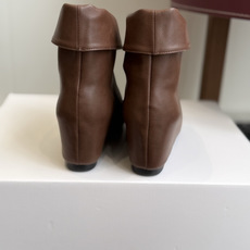 代购级 韩国时装小众品牌,OSOI秋冬内增高CUFF BOOTS短靴 ,穿上就是小鸟腿 ,超显瘦,随你演绎。想折就折,想 代购级 韩国时装小众品牌,OSOI秋冬内增高CUFF BOOTS短靴 ,穿上就是小鸟腿 ,超显瘦,随你演绎。想折就折,想