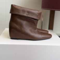 代购级 韩国时装小众品牌,OSOI秋冬内增高CUFF BOOTS短靴 ,穿上就是小鸟腿 ,超显瘦,随你演绎。想折就折,想 代购级 韩国时装小众品牌,OSOI秋冬内增高CUFF BOOTS短靴 ,穿上就是小鸟腿 ,超显瘦,随你演绎。想折就折,想