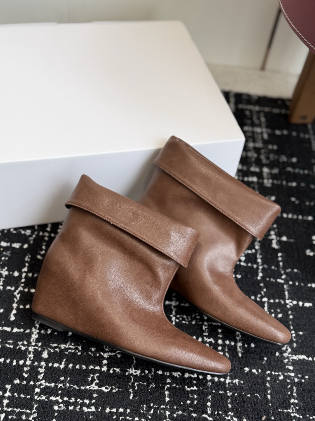代购级 韩国时装小众品牌,OSOI秋冬内增高CUFF BOOTS短靴 ,穿上就是小鸟腿 ,超显瘦,随你演绎。想折就折,想 代购级 韩国时装小众品牌,OSOI秋冬内增高CUFF BOOTS短靴 ,穿上就是小鸟腿 ,超显瘦,随你演绎。想折就折,想