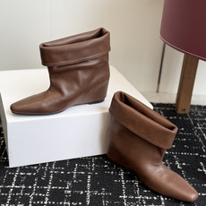 代购级 韩国时装小众品牌,OSOI秋冬内增高CUFF BOOTS短靴 ,穿上就是小鸟腿 ,超显瘦,随你演绎。想折就折,想 代购级 韩国时装小众品牌,OSOI秋冬内增高CUFF BOOTS短靴 ,穿上就是小鸟腿 ,超显瘦,随你演绎。想折就折,想