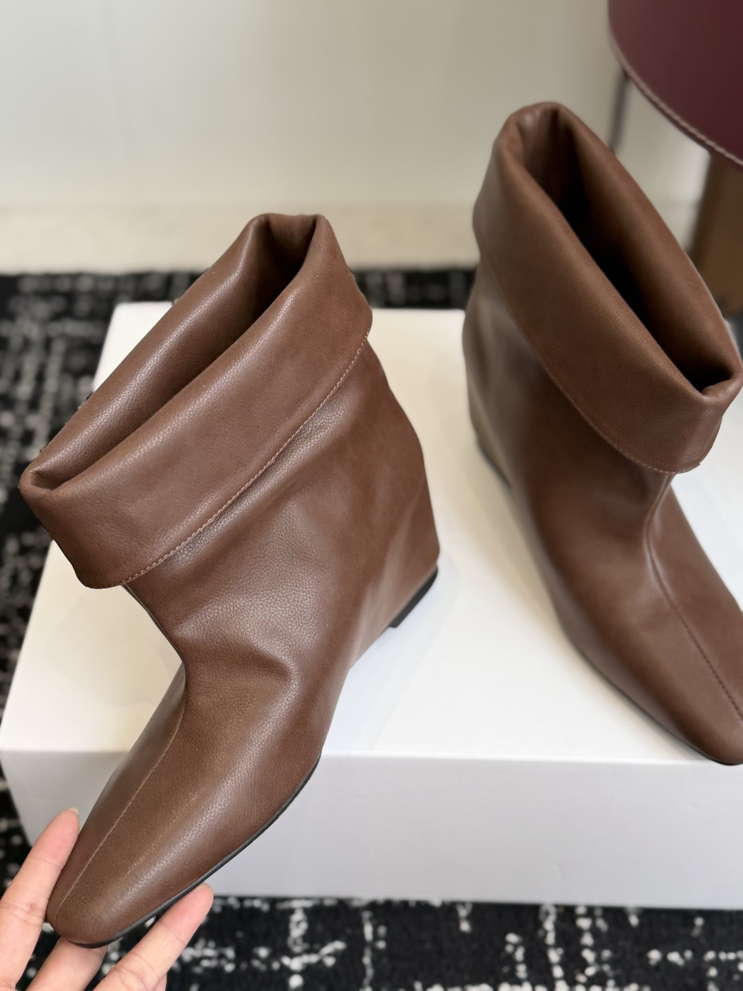 代购级 韩国时装小众品牌,OSOI秋冬内增高CUFF BOOTS短靴 ,穿上就是小鸟腿 ,超显瘦,随你演绎。想折就折,想 代购级 韩国时装小众品牌,OSOI秋冬内增高CUFF BOOTS短靴 ,穿上就是小鸟腿 ,超显瘦,随你演绎。想折就折,想