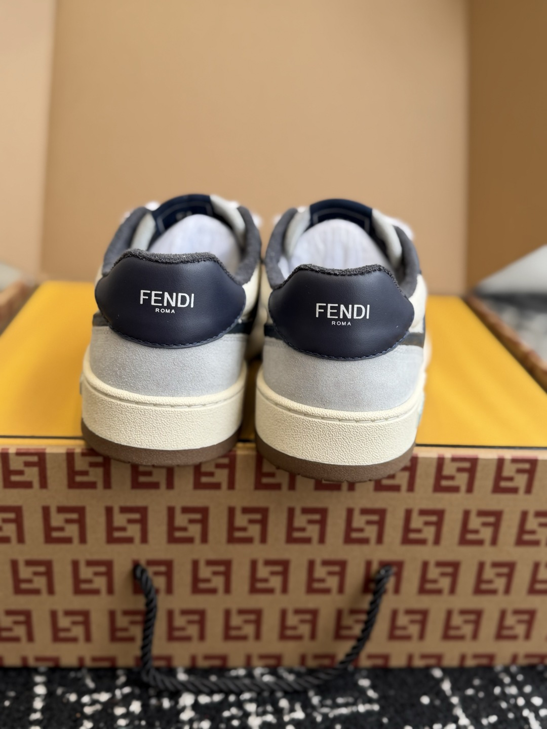 东莞代购级 Fendi芬迪爆款系列 情侣款 休闲运动鞋 板鞋 FD match 设计师Kim Jones打造的首款运动 东莞代购级 Fendi芬迪爆款系列 情侣款 休闲运动鞋 板鞋 FD match 设计师Kim Jones打造的首款运动