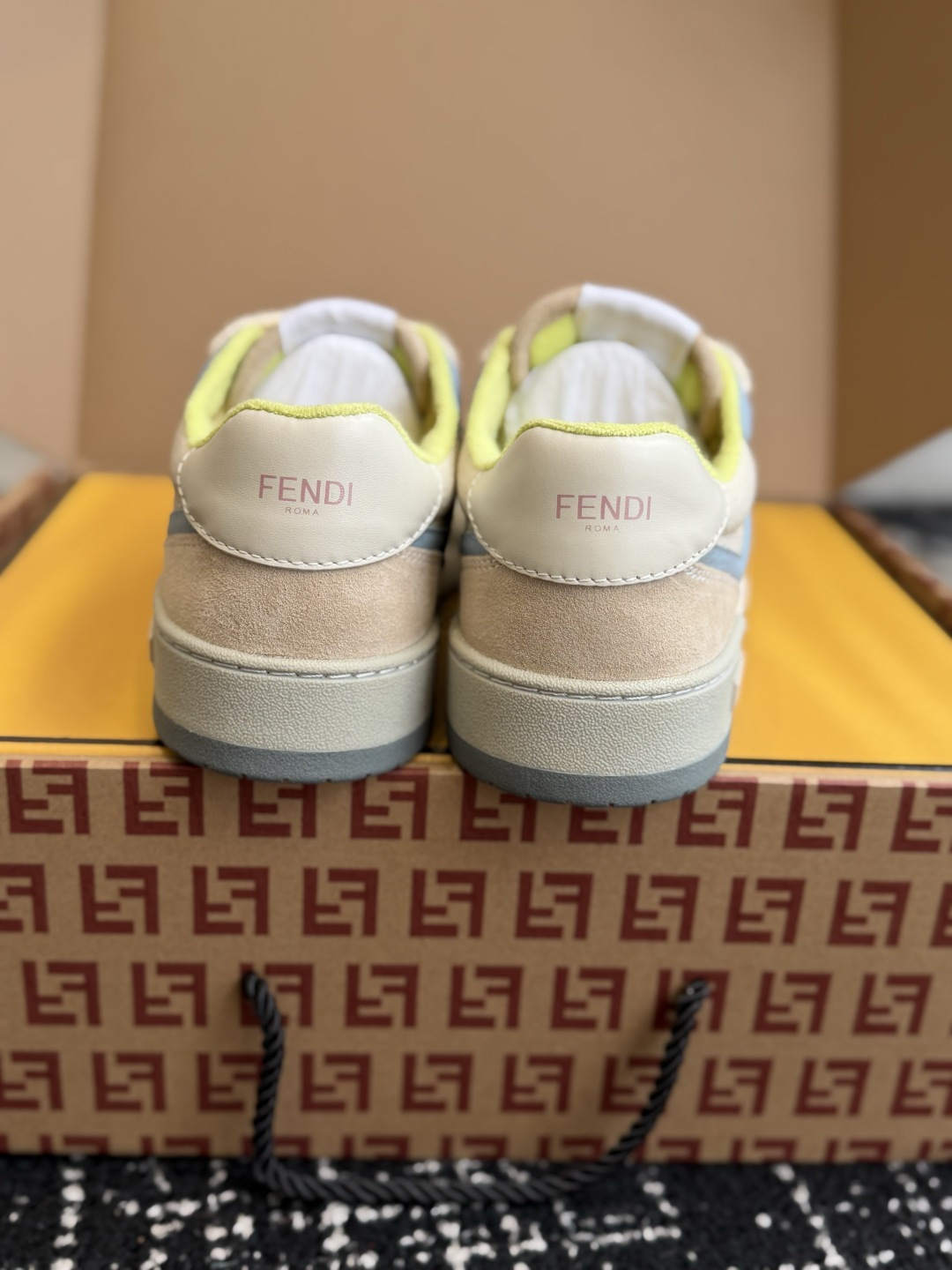 东莞代购级 Fendi芬迪爆款系列 情侣款 休闲运动鞋 板鞋 FD match 设计师Kim Jones打造的首款运动 东莞代购级 Fendi芬迪爆款系列 情侣款 休闲运动鞋 板鞋 FD match 设计师Kim Jones打造的首款运动