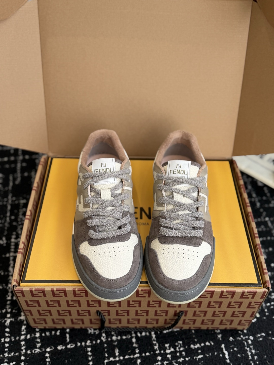 东莞代购级  Fendi芬迪爆款系列 情侣款 休闲运动鞋 板鞋 FD match 设计师Kim Jones打造的首款运动