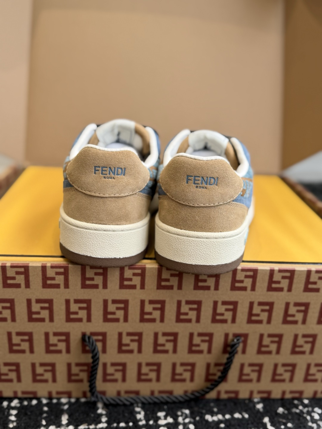 东莞代购级(布+皮) Fendi芬迪爆款系列 情侣款 休闲运动鞋 板鞋 FD match 设计师Kim Jones打造 东莞代购级(布+皮) Fendi芬迪爆款系列 情侣款 休闲运动鞋 板鞋 FD match 设计师Kim Jones打造